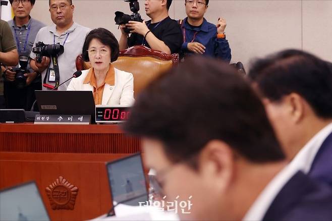 추미애 국회 법사위원장이 26일 오후 서울 여의도 국회에서 열린 국회 법제사법위원회 전체회의에서 발언을 하고 있다. ⓒ데일리안 홍금표 기자