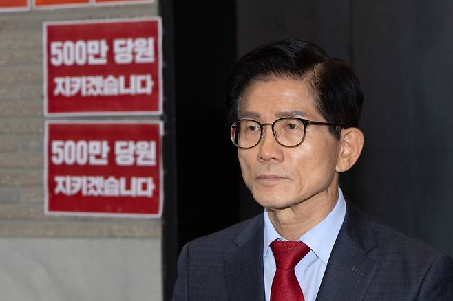 특검의 국민의힘 압수수색 저지 농성 중인 김문수 당대표 후보가 대표 선출을 하루 앞둔 25일 오후 서울 여의도 중앙당사에서 농성을 이어가고 있다. 2025.8.25/뉴스1
