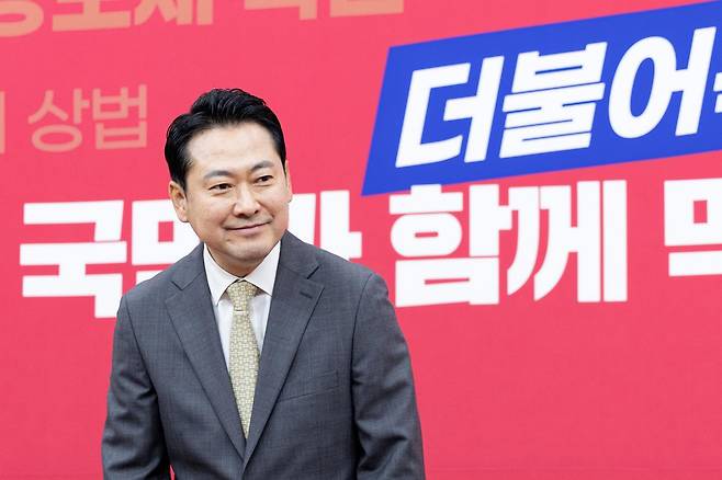 장동혁 국민의힘 신임 당대표가 26일 서울 여의도 국회에서 당선 기자회견에 앞서 인사하고 있다. 장 대표는 이날 오전 국회 도서관 대강당에서 열린 국민의힘 제6차 전당대회에 결선 투표에서 22만302표를 득표했다. 막판 경쟁을 벌인 김문수 후보는 21만 7935표를 득표하며 낙마했다. 2367표차다. 2025.8.26/뉴스1