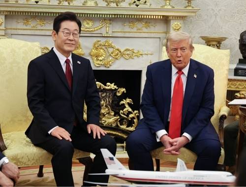 이재명 대통령과 도널드 트럼프 미국 대통령이 25일(현지시간) 미국 워싱턴DC 백악관에서 정상회담을 하고 있다. 연합뉴스