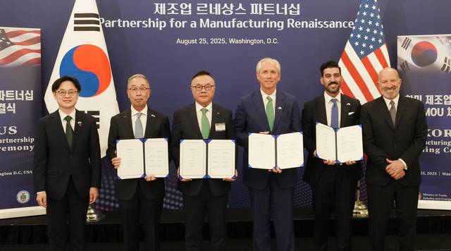 김정관(왼쪽부터) 산업통상자원부 장관, 박지원 두산에너빌리티 회장, 황주호 한수원 사장, 클레이 셀 엑스-에너지 최고경영자(CEO), 섀넌 켈로그 아마존웹서비스(AWS) 부사장, 하워드 러트닉 미국 상무부 장관이 25일(현지시각) 미국 워싱턴 D.C.에서 ‘한미 비즈니스 라운드 테이블’ 직후 진행된 SMR 사업협력을 위한 양해각서(MOU) 체결식에서 기념촬영을 하고 있다. 두산에너빌리티 제공