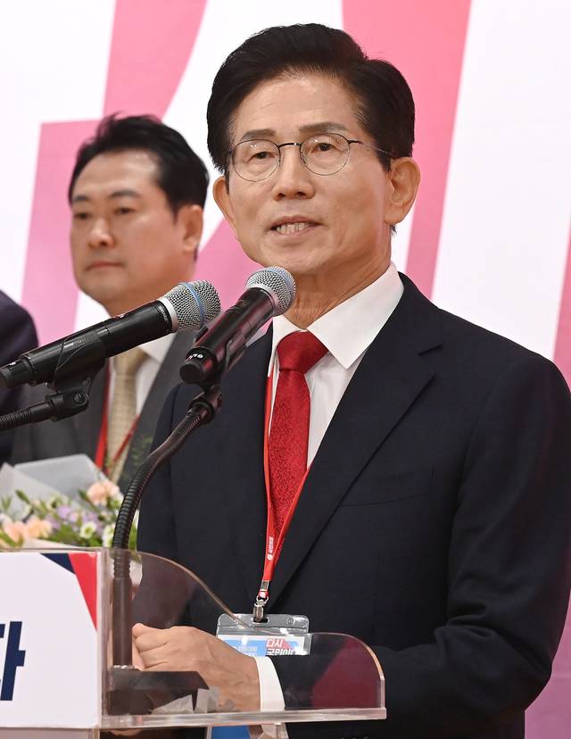 김문수 전 고용노동부 장관이 26일 서울 여의도 국회도서관에서 열린 국민의힘 제6차 전당대회 결선에서 당대표 후보로서 패배한 뒤 승복 연설을 하고 있다.<국회사진기자단>