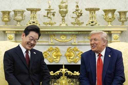 25일(현지시간) 미 백악관에서 열린 한미정상회담 도중 함께 웃는 이재명 대통령과 도널드 트럼프 미국 대통령. AP 연합뉴스