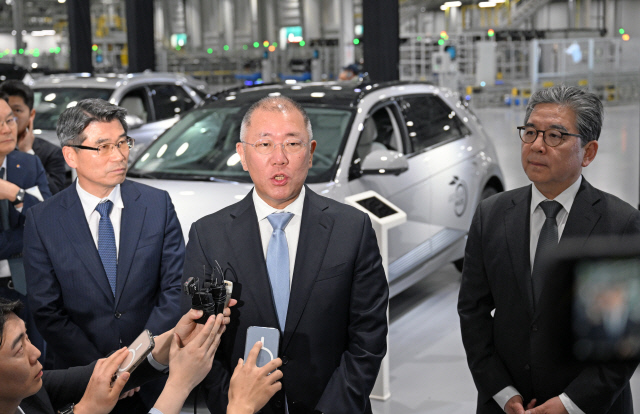 정의선(가운데) 현대차그룹 회장, 장재훈(오른쪽) 부회장, 송호성 기아 사장이 지난 3월 26일(현지시간) 미국 조지아주 엘라벨에 위치한 ‘현대차그룹 메타플랜트 아메리카(HMGMA)’ 준공식에서 언론과 인터뷰를 하고 있다. 현대차그룹 제공