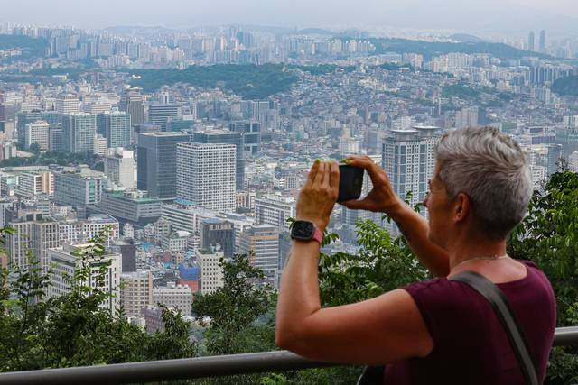 서울 남산에서 바라본 서울 시내 아파트. [연합뉴스 제공]