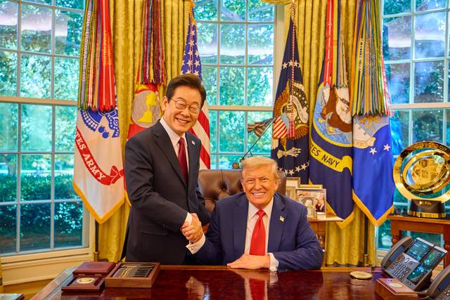 이재명 대통령이 25일(현지시간) 미국 워싱턴DC 백악관 오벌오피스에서 열린 한미 정상회담뒤 도널드 트럼프 미국 대통령과 악수하며 미소짓고 있다.  워싱턴=연합뉴스