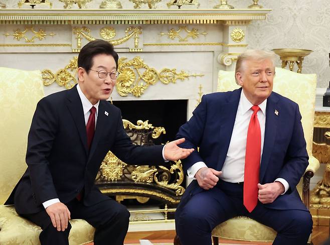 이재명 대통령, 한·미 정상회담     (워싱턴=연합뉴스) 한상균 기자 = 이재명 대통령이 25일(현지시간) 미국 워싱턴 DC 백악관 오벌오피스에서 도널드 트럼프 미국 대통령과 한미 정상회담을 하고 있다.  2025.8.26     xyz@yna.co.kr (끝)