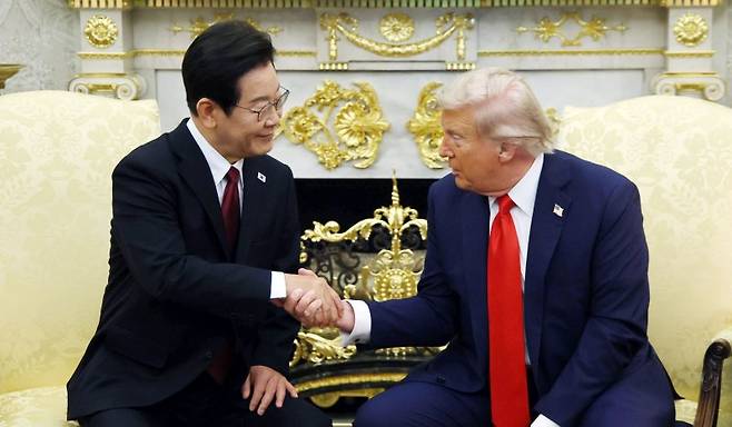 リ・ジェミョン大統領とドナルドトランプアメリカ大統領が 25日(現地時間) アメリカワシントンDC ホワイトハウスで韓米首脳会談をして握手している. 写真=ニューシースやけど