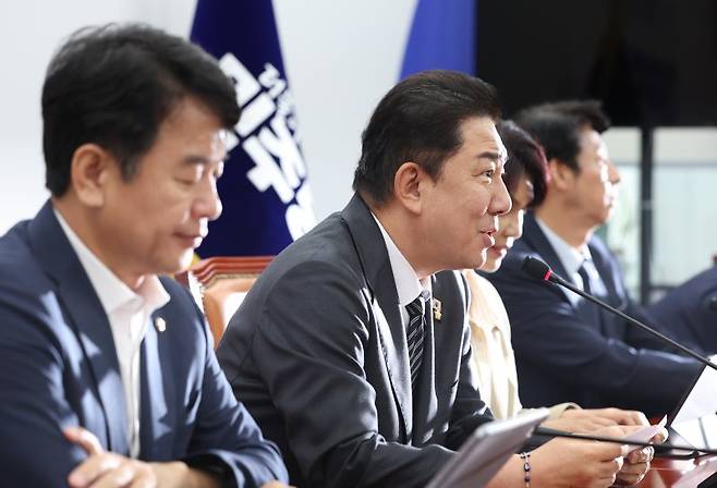 김병기 더불어민주당 원내대표가 26일 오전 서울 여의도 국회에서 열린 원내대책회의에서 발언하고 있다. 뉴시스