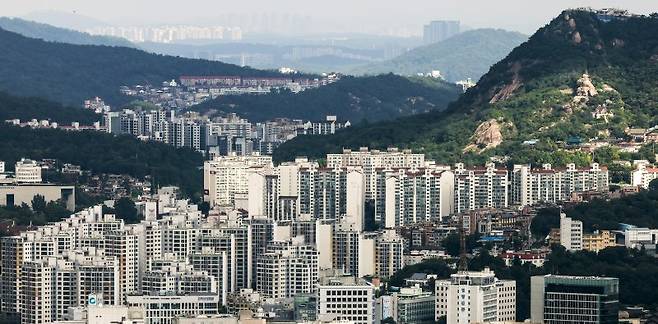 서울 중구 남산에서 서울시내 아파트가 보이고 있다. 사진=뉴시스