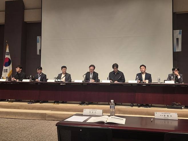 한국방송학회가 26일 오전 한국프레스센터 20층 국제회의장에서 개최한 ‘콘텐츠 산업 활성화와 문화강국 실현’ 세미나에서 종합토론이 진행되고 있다. 사진=구자윤 기자