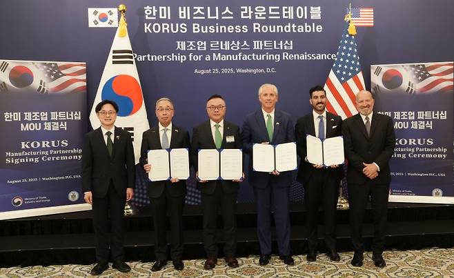 김정관 산업통상자원부 장관(왼쪽부터), 박지원 두산에너빌리티 회장, 황주호 한수원 사장, 클레이 셀 엑스-에너지 최고경영자(CEO), 레이 포코우리 아마존웹서비스 에너지정책 관리자, 하워드 러트닉 미국 상무부 장관이 25일(현지시간) 미국 워싱턴 D.C.에서 열린 '한미 비즈니스 라운드 테이블' 직후 '소형모듈원자로(SMR) 사업협력을 위한 양해각서(MOU)'를 체결한 뒤 기념촬영을 하고 있다. 두산에너빌리티 제공