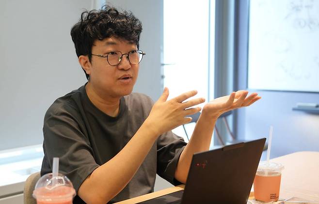 '카제나'에 대해 설명 중인 김형석 PD