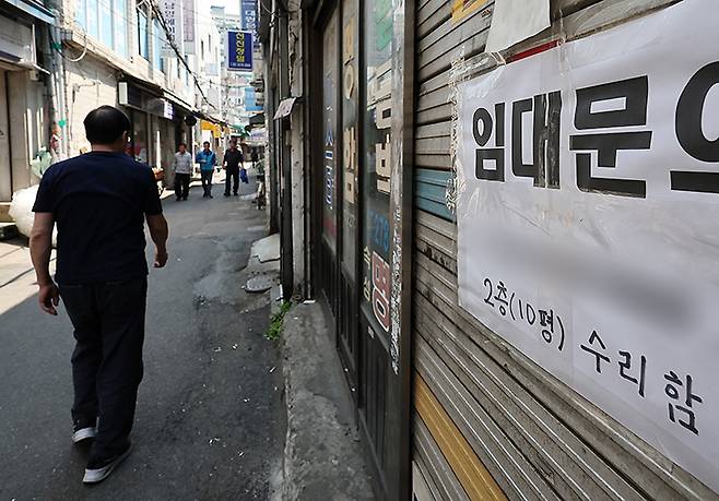 서울 중구 충무로의 한 상가에 임대 안내문이 붙어 있다. 2025.4.29 (ⓒ뉴스1, 무단 전재-재배포 금지)
