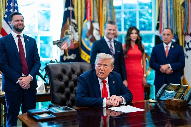 도널드 트럼프 대통령이 25일 미국 워싱턴 디시(D.C.) 백악관 오벌 오피스에서 행정명령에 서명한 뒤 발언하고 있다. 워싱턴/UPI 연합뉴스