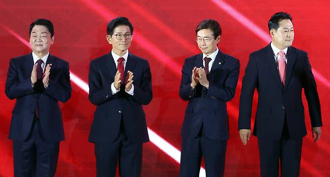 22일 충북 청주시 흥덕구 청주오스코에서 열린 국민의힘 제6차 전당대회에서 당 대표 후보들이 행사장에 입장해 기념 촬영하고 있다. 김경호 선임기자 jijae@hani.co.kr