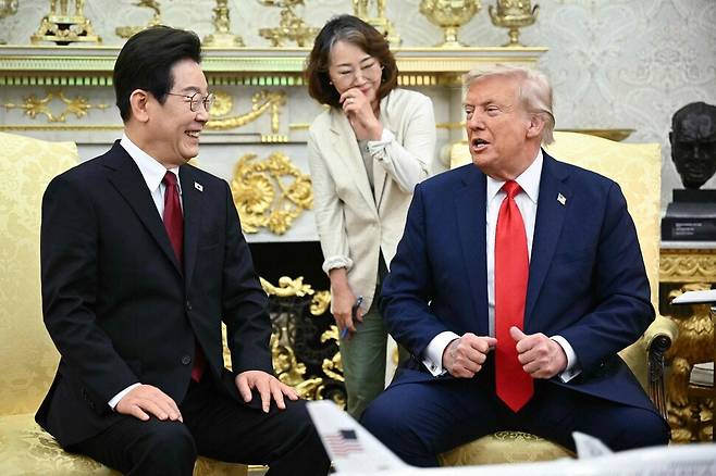 도널드 트럼프 미국 대통령이 25일 워싱턴 디시(D.C.) 백악관 오벌오피스에서 이재명 한국 대통령과의 양자 회담 중 발언하고 있다. 워싱턴/AFP 연합뉴스