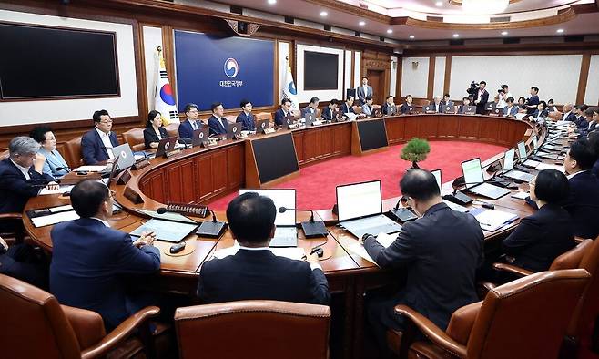 이재명 대통령이 미국 순방 중인 가운데 김민석 국무총리가 26일 서울 종로구 정부서울청사에서 열린 국무회의를 주재하고 있다. 연합뉴스