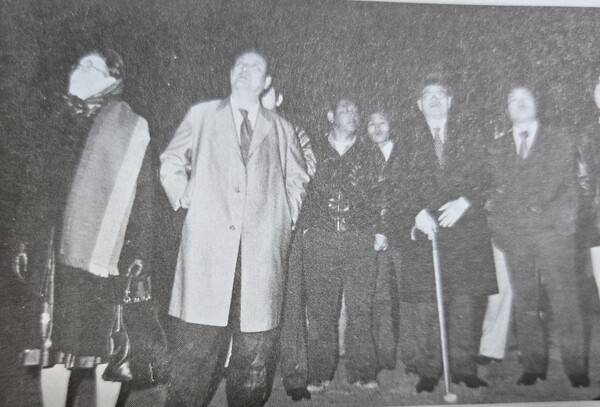 1975년 3월17일 새벽 고인(왼쪽 두번째)이 정일형·이태영 선생 부부와 함께 동아일보사 앞에서 자유 언론을 지키려는 기자들을 축출하려는 동아일보 사주와 독재정권의 폭거를 규탄하고 있다. 이부영 위원장 제공
