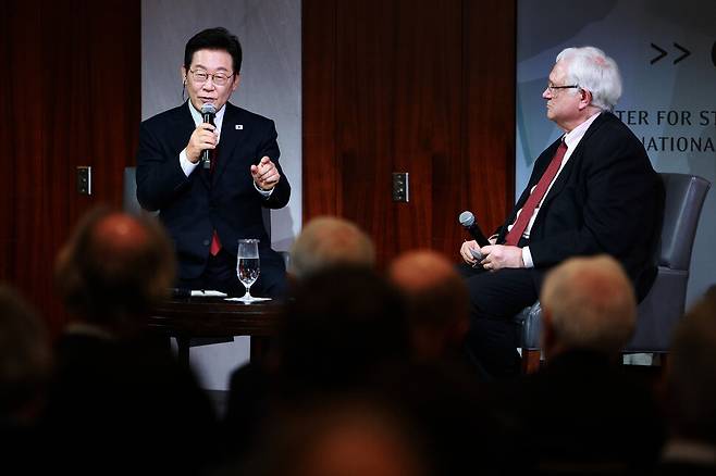 이재명 대통령이 25일(현지시각) 미국 워싱턴 싱크탱크 전략국제문제연구소(CSIS)에서 정책 연설을 한 뒤 존 햄리 소장의 질문에 답하고 있다. 워싱턴/연합뉴스