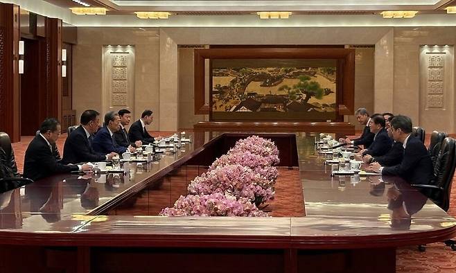 박병석 전 국회의장을 대표로한 대통령 중국 특사단(오른쪽)이 26일 베이징 인민대회당에서 중국 서열 3위인 자오러지 전국인민대표대회 상무위원장과 면담하고 있다. 외교부 제공