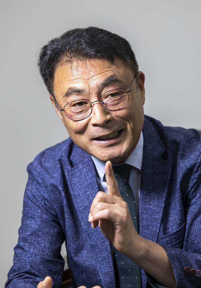 2025년 8월1일 양명석 여자축구연맹 회장이 한겨레21과 인터뷰하고 있다. 창녕(경남)=김진수 선임기자 jsk@hani.co.kr