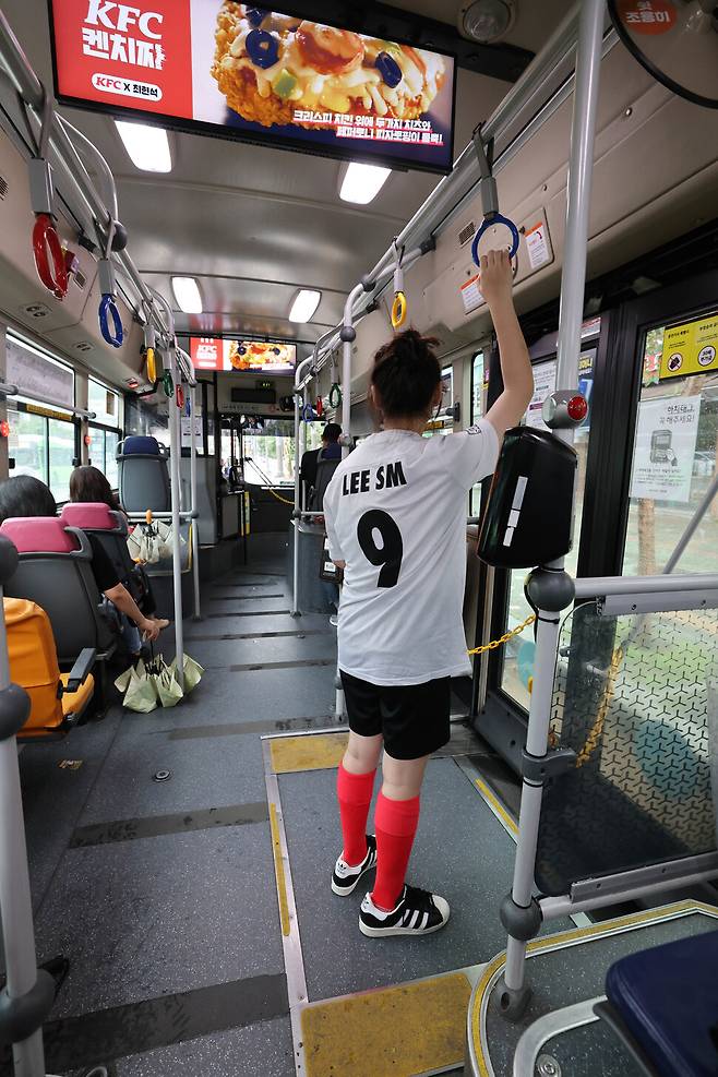 2025년 7월19일 토요일 오전 서울 서대문구 연희동에 사는 이상미 학생이 여학생 축구교실 ‘킥키타카’에 참여하기 위해 버스를 타고 이동하고 있다. 김진수 선임기자