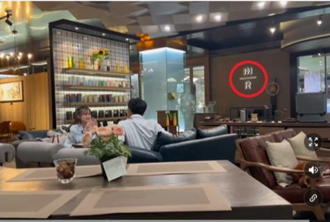 25일 미국 뉴욕타임스(NYT)가 보도한 북한 평양의 고급 카페 내부. 글로벌 커피 프랜차이즈 '스타벅스'를 모방한 곳으로, 스타벅스 로고인 별 모양이 알파벳 M(빨간색 원)으로 대체됐다. NYT 홈페이지 캡처