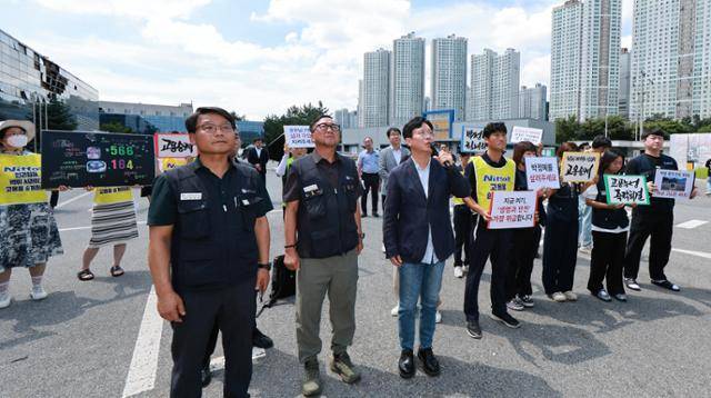 김영훈 고용노동부 장관(앞줄 왼쪽 세 번째)이 지난달 26일 경북 구미시 한국옵티칼하이테크를 방문해 고공농성을 진행 중인 박정혜 노동자와 대화하는 모습. 연합뉴스