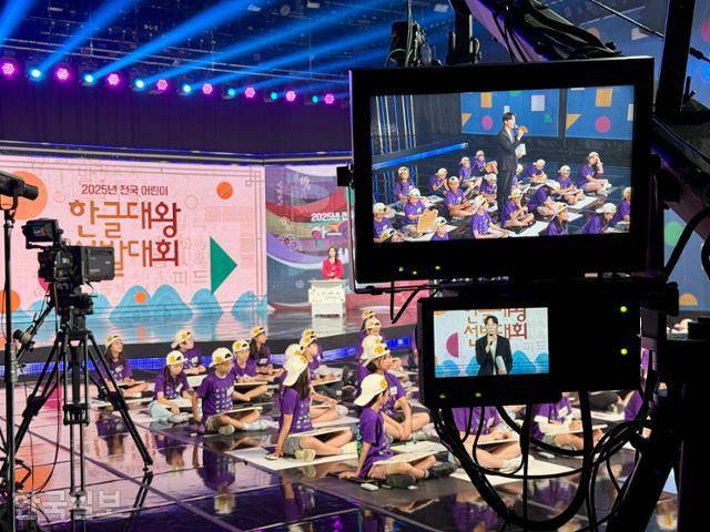 23일 대전 TJB대전방송 공개홀에서 열린 제3회 전국 어린이 한글대왕 선발대회 본선에서 참가 어린이들이 한국어 실력을 겨루고 있다. 정민승 기자