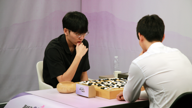 신진서(왼쪽) 9단이 26일 경기 성남 K바둑 스튜디오에서 열린 제48기 SG배 한국일보 명인전 승자조 4강전에서 이지현 9단에 승리를 거둔 후 복기를 하고 있다. K바둑 제공