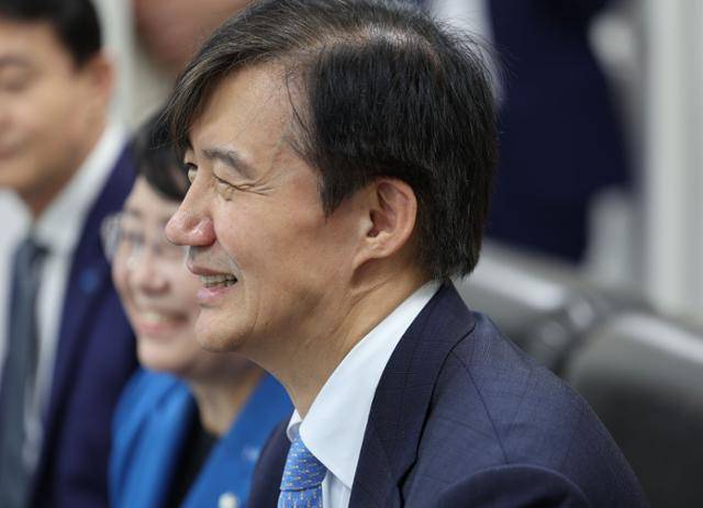 조국 조국혁신당 혁신정책연구원장이 26일 광주 서구 쌍촌동천주교 광주대교구청에서 옥현진 광주대교구 교구장을 예방해 대화를 나누고 있다. 광주=뉴스1