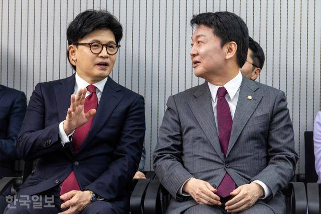 안철수(오른쪽) 국민의힘 의원과 한동훈 전 대표가 4월 29일 서울 영등포구 국민의힘 중앙당사에서 제21대 대통령후보자 3차 경선 진출자 발표를 기다리며 대화를 나누고 있다. 고영권 기자