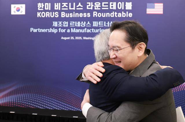 이재용 삼성전자 회장이 25일 미국 워싱턴 DC 윌라드 호텔에서 열린 한미 비즈니스 라운드 테이블 리셉션에 참석해 젠슨 황 엔비디아 최고경영자(CEO)와 포옹하고 있다. 워싱턴=연합뉴스