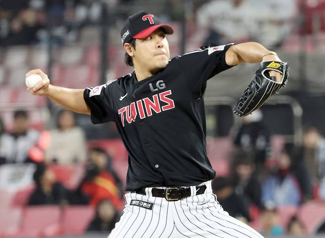 2일 오후 수원 KT위즈파크에서 열린 2025 프로야구 LG 와 KT 경기. LG 투수 김진성이 6회 선발 임찬규에 이어 등판 역투하고 있다. 수원=정시종 기자 capa@edaily.co.kr /2025.04.02.