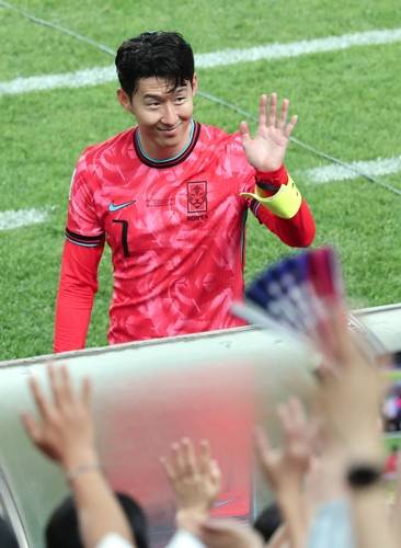 환호 받는 주장 손흥민