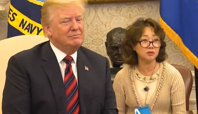 이 국장이 트럼프 대통령에게 통역을 하고 있다. [사진=JTBC 보도화면]