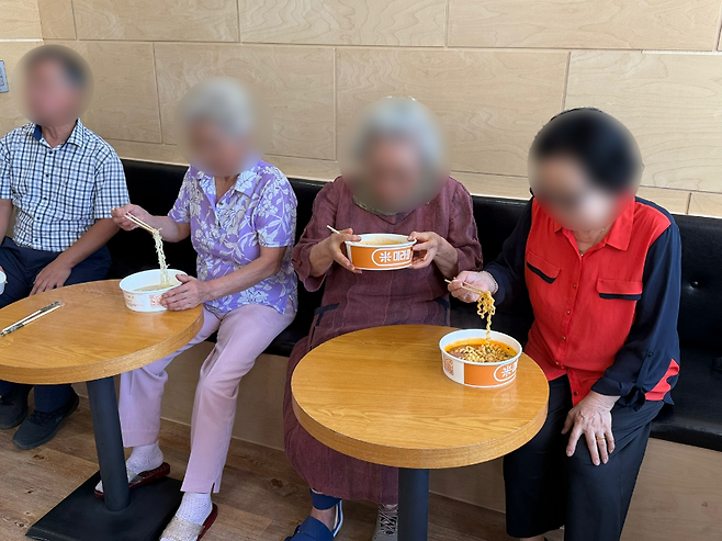 제주시 이도1동 '나눔기쁨, 둘하나 함께라면' 코너에서 라면을 먹는 주민들 (이도1동 제공)