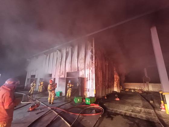 25일 오후 10시53분쯤 경기 동두천시 군부대 물자 창고에 낙뢰로 인한 것으로 추정되는 화재가 밣생했다. 사진 경기북부소방재난본부