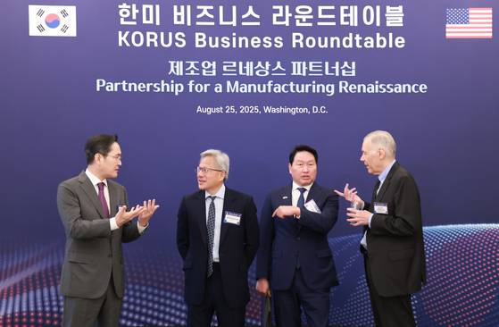 이재용 삼성전자 회장(왼쪽부터), 젠슨 황 엔비디아 최고경영자(CEO), 최태원 SK그룹 회장, 게리 디커슨 어플라이드 머티리얼즈 최고경영자(CEO)가 25일(현지시간) 미국 워싱턴DC 윌라드 호텔에서 열린 한미 비즈니스 라운드 테이블 리셉션에 참석해 대화하고 있다. 연합뉴스