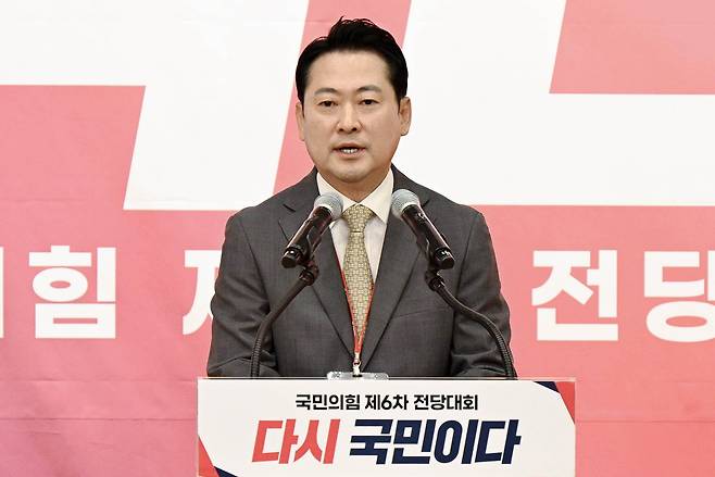 장동혁 국민의힘 신임대표가 26일 서울 여의도 국회도서관에서 열린 국민의힘 제6차 전당대회 결선에서 당 대표로 선출된 뒤 수락연설을 하고 있다. 국회사진기자단