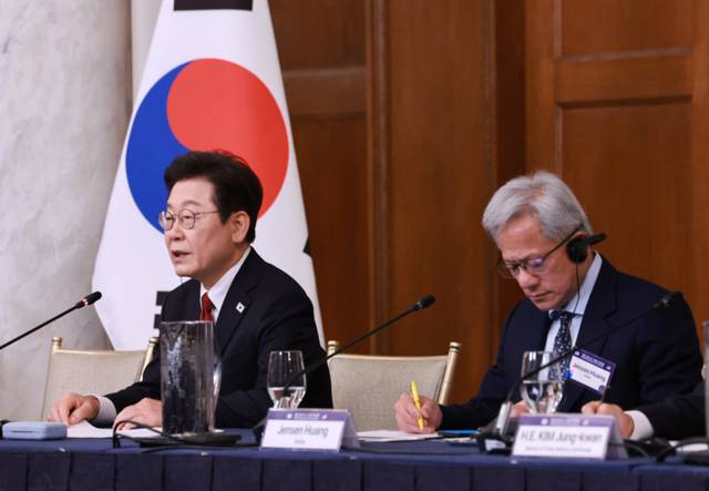 ▲ 이재명 대통령이 25일(현지시간) 미국 워싱턴DC 윌라드 호텔에서 열린 한미 비즈니스 라운드 테이블에서 기조연설을 하고 있다. 오른쪽은 젠슨 황 엔비디아 최고경영자. 연합뉴스