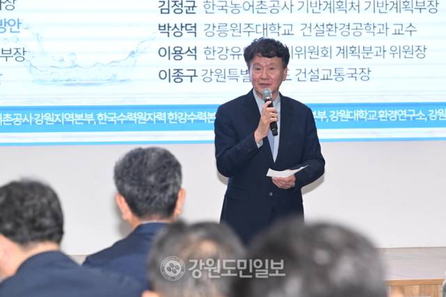 ▲ 경민현 강원도민일보 사장이 26일 강원연구원 리버티홀에서 열린 강원지역현안세미나 ‘동해안지역 물 부족의 항구적 해결을 위한 토론회’에서 인사말을 하고 있다. 김정호 기자