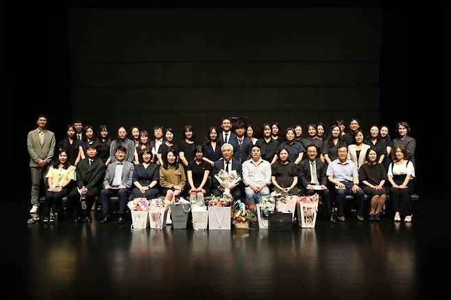 25일 김대진 한예종 총장 퇴임 기념공연에서 직원들과 함께 찍은 단체 사진. 사진제공=한예종