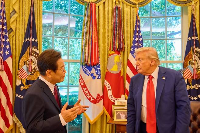 이재명 대통령이 25일(현지시간) 미국 워싱턴DC 백악관 오벌오피스에서 열린 한미 정상회담뒤 도널드 트럼프 미국 대통령과 대화하고 있다. / 사진=연합뉴스