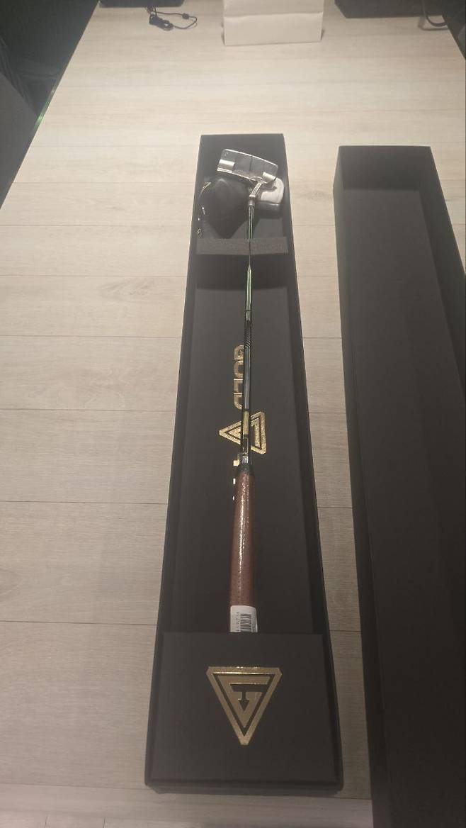 26일 대통령실이 공개한 이재명 대통령이 트럼프 대통령을 위해 준비한 골드파이브 퍼터. 대통령실 제공