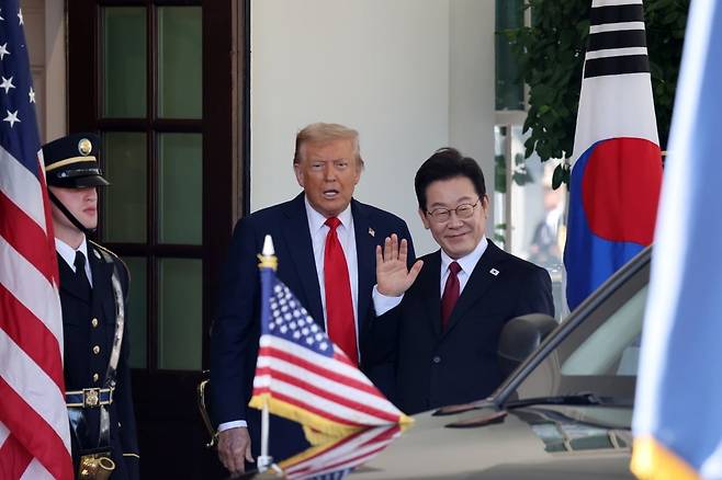 이재명 대통령이 8월 25일(현지 시간) 미국 워싱턴DC 백악관에 도착해 도널드 트럼프 미국 대통령과 취재진을 향해 인사하고 있다. 사진=연합뉴스
