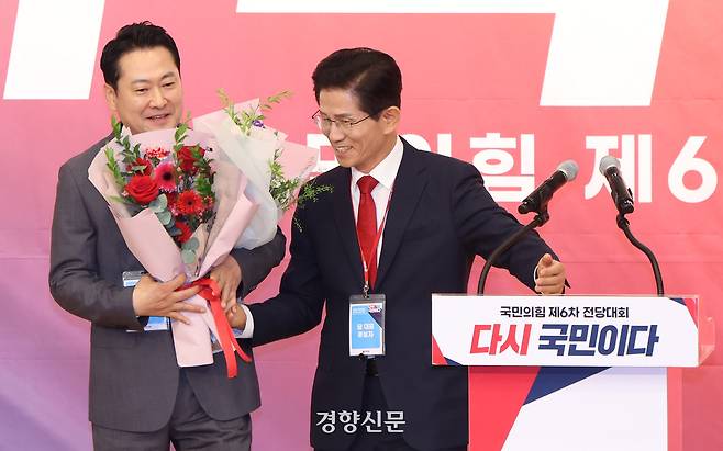 장동혁 국민의힘 신임 당대표가 26일 여의도 국회 도서관에서 열린 제6차 전당대회 결선에서 김문수 후보의 축하 인사를 받고 있다.  국회사진기자단