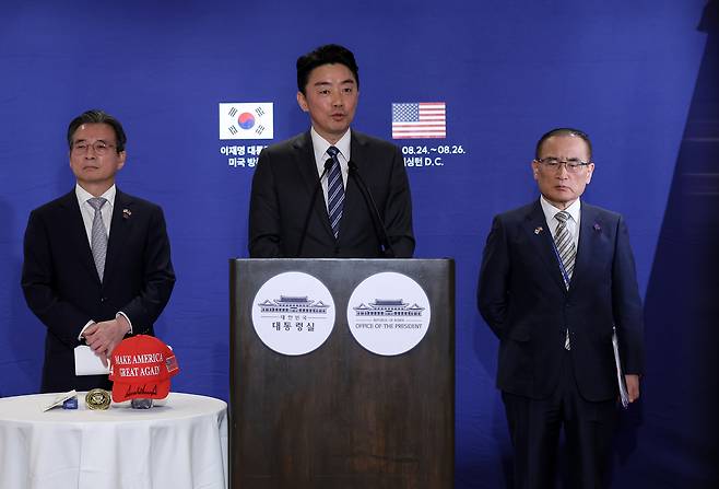 강훈식 대통령비서실장(가운데)과 위성락 국가안보실장(오른쪽), 김용범 정책실장이 25일(현지시간) 저녁 미국 워싱턴의 한 호텔에서 한·미 정상회담 관련 브리핑을 하고 있다. 대통령실사진기자단