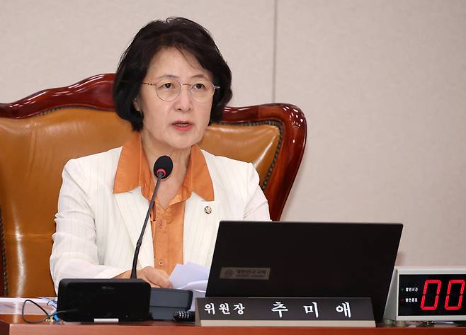 더불어민주당 소속 국회 법제사법위원회 위원장인 추미애 위원장이 26일 국회에서 법사위 전체회의를 열고 발언하고 있다. 박민규 선임기자